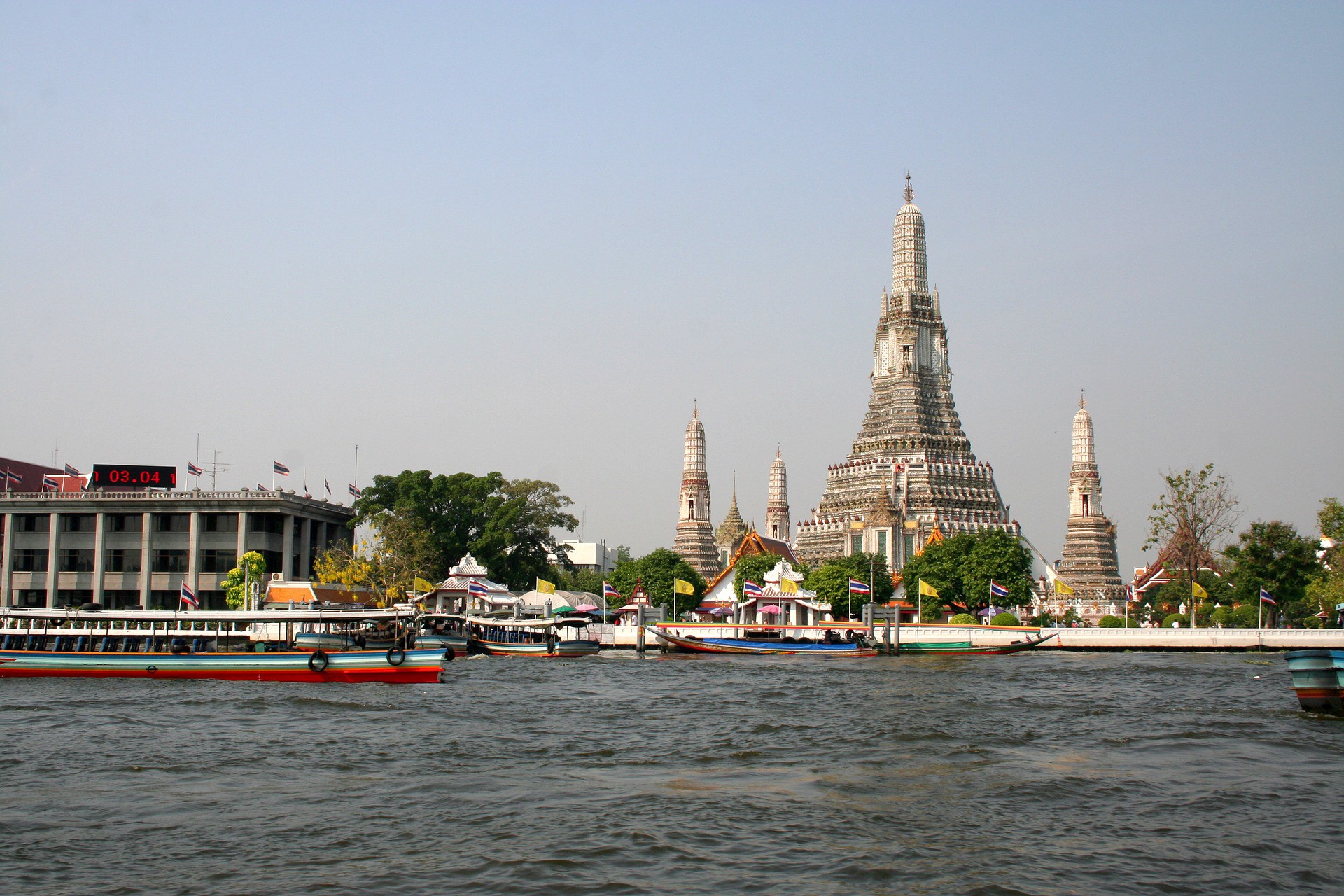 Canales de Bangkok y Wat Arun